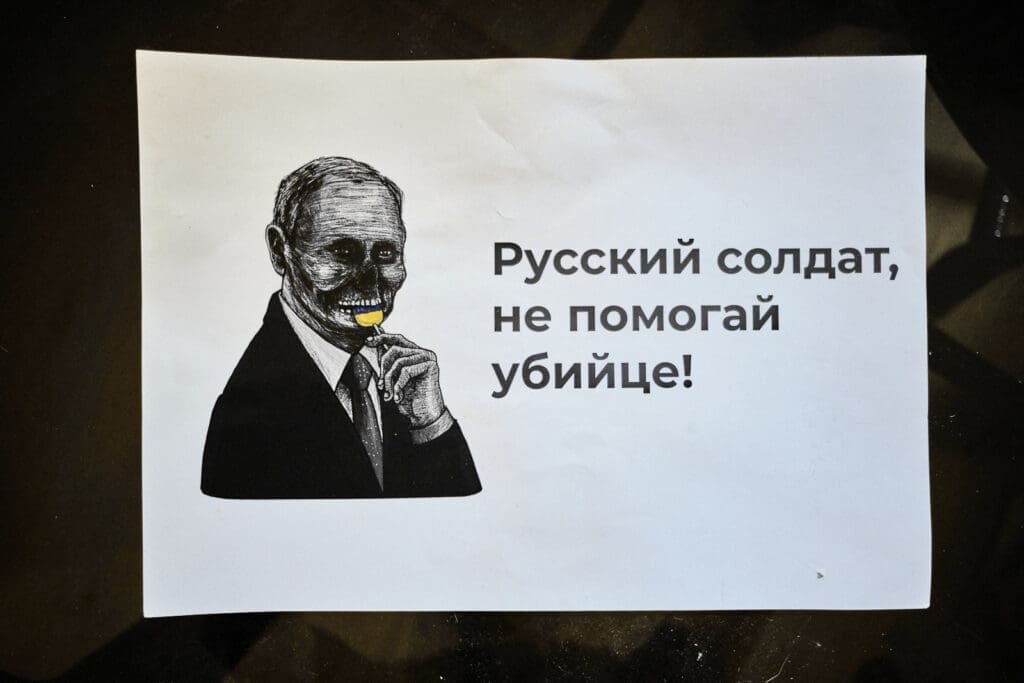 Volantino in casa di Maria che recita “ I soldati russi non aiutano un assassino”- Tbilisi, Agosto 2023